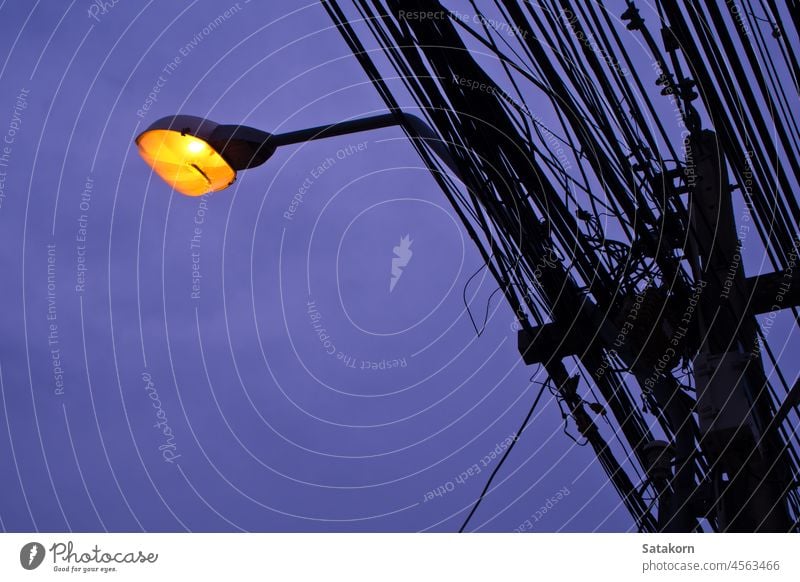 Straßenbeleuchtung und elektrische Kabel Nacht Lampe Hintergrund Himmel Licht im Freien Linie dunkel Kraft Energie Konstruktion Stahl Beitrag Maschinenbau Draht