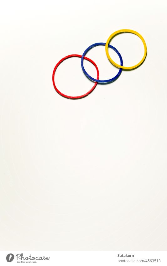 mehrfarbiges Gummiband Band vereinzelt weiß elastisch Hintergrund Farbe rot blau gelb Menschengruppe kreisen farbenfroh Form Objekt Flexibilität