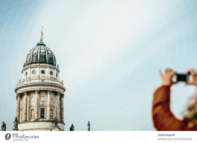 Französischer Dom in Berlin mit Frau im Vordergrund die Fotos macht berlin Farbfoto Außenaufnahme Sehenswürdigkeit Himmel Berlin-Mitte Wahrzeichen Bauwerk