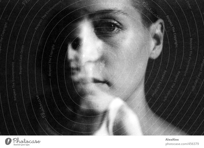 Seele - schwarzweiße, analoge Doppelbelichtung - Portrait einer jungen, schlanken Frau Junge Frau Jugendliche Kopf Auge Ohr Lippen Schulter 18-30 Jahre