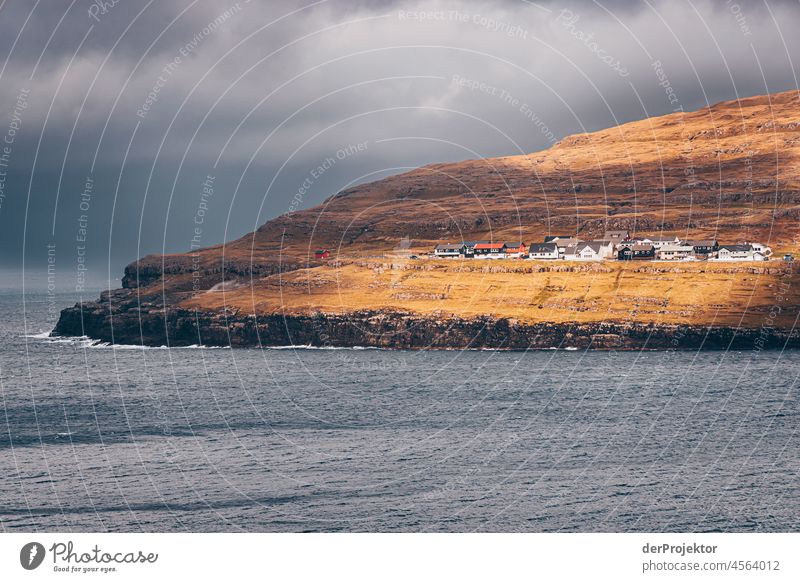 Färöer Inseln: Blick vom Tjørnuvik Beach nach Eiði ländlich Saison Landschaft Färöer-Inseln malerisch Hochland kalt Berge u. Gebirge Sonnenlicht idyllisch Natur