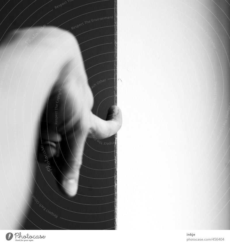 Das ist genau da schwarz weiß grau Leben Hand Finger 1 Mensch Linie Grenze Am Rand Ecke Trennung zeigen Zeigefinger druckfest Druck Schwarzweißfoto
