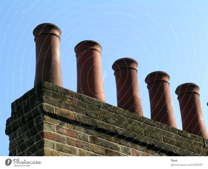 Schornsteine England London Haus Keramik Backstein Mauer Dach Tradition 5 Architektur Rauch blau Menschenleer rund nebeneinander Wolkenloser Himmel Sims