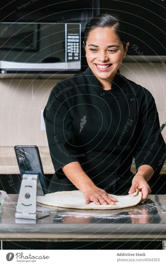 Lächelnde Frau dreht Vlog beim Pizzabacken Koch vlog Smartphone Küche Video Aufzeichnen kulinarisch Apparatur Prozess vorbereiten Küchenchef Lebensmittel