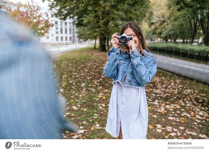 Anonyme Frau fotografiert einen gesichtslosen Freund fotografieren einfangen Fotoapparat Straße Zeit verbringen Hobby Fotograf Zeitvertreib Fotografie Großstadt