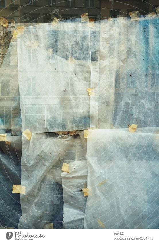 Papierkram Glasscheibe Reste Tesafilm Hinterlassenschaft klebestreifen Außenaufnahme Fenster Menschenleer Klebeband Schaufenster Detailaufnahme Sichtschutz