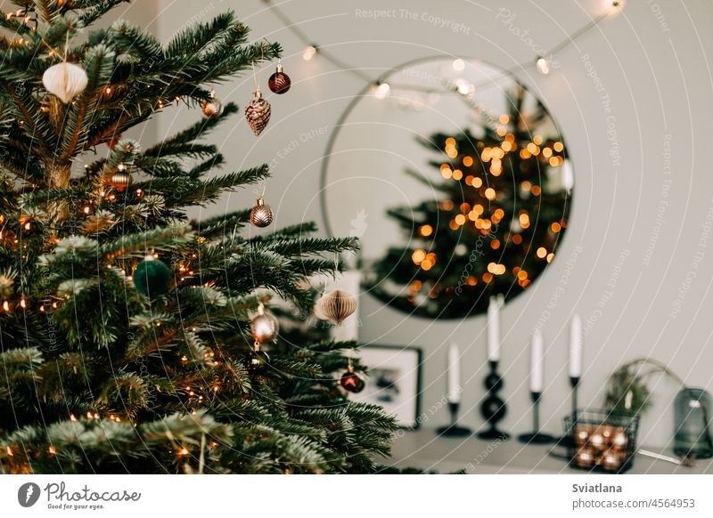 Weihnachtlich geschmücktes Wohnzimmer, Weihnachtsdekoration, Urlaubsstimmung Weihnachten Raum dekoriert lebend schön Feier Kerzen Jahr neu Baum Innenbereich