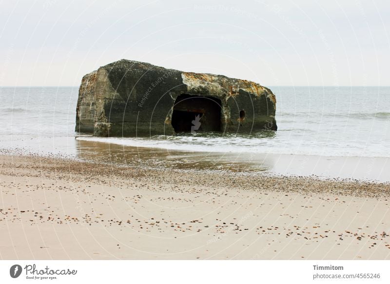 Bunkerrest in der Nordsee Beton Wasser Wellen Strand Sand Horizont Himmel Steine Dänemark Menschenleer Farbfoto alt Klotz störend