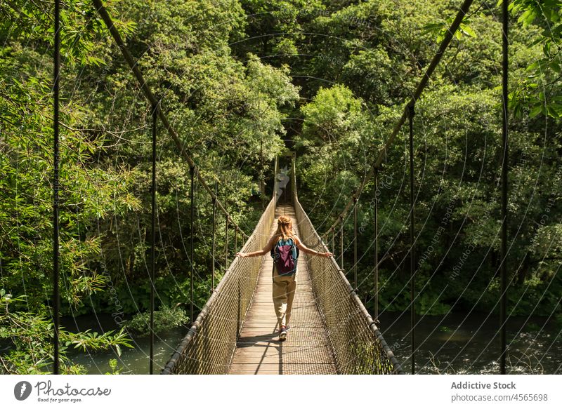 Anonyme Frau geht auf einem Steg im Wald im Nationalpark Spanien Suspension national Park Galicia fragas do eume Wälder Natur Tourist Reisender erkunden