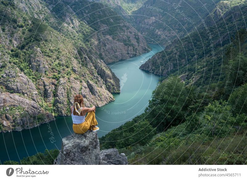 Junge Reisende, die die Freiheit in den Bergen über einer Schlucht genießt Frau bewundern Berge u. Gebirge Ribeira sacra Syltschlucht Galicia Spanien Natur