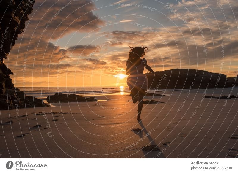 Unbekannte Frau läuft bei Sonnenuntergang am Strand Silhouette laufen joggen MEER Ufer malerisch Strand der Kathedralen Galicia Spanien genießen