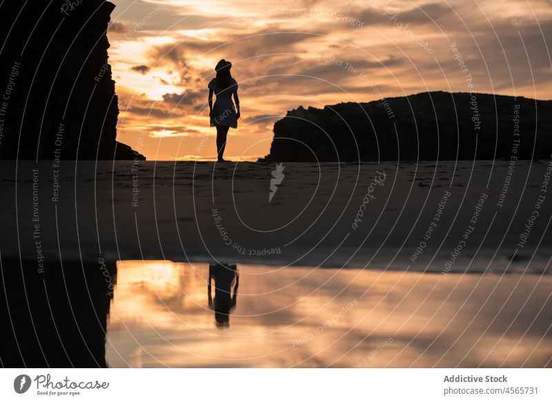 Frau am Strand stehend gegen Sonnenuntergang Silhouette MEER Ufer Dämmerung Klippe malerisch Strand der Kathedralen Galicia Spanien genießen Meereslandschaft