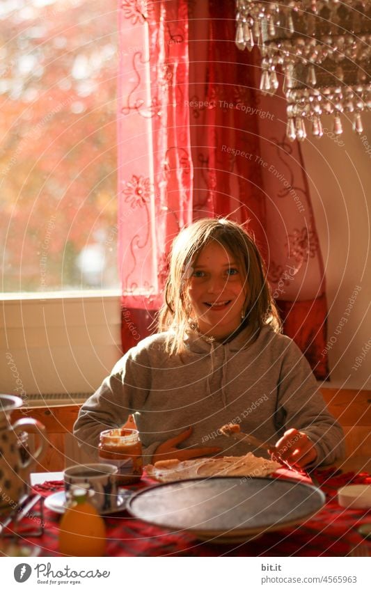 Lecker, lecker Frühstück... Herbst Kind Mädchen Kindheit Mensch natürlich natürliches Licht Tisch Freude Glück Fröhlichkeit Lebensfreude Essen Mahlzeit genuss