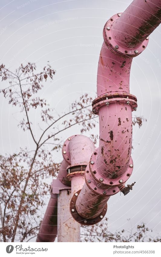 Pinkes Rohr windet sich in der Höhe Rohrleitung pink rosa Farbfoto Abwasser Wasserrohr Leitung Versorgung Technik & Technologie Knick Biegung Baustelle