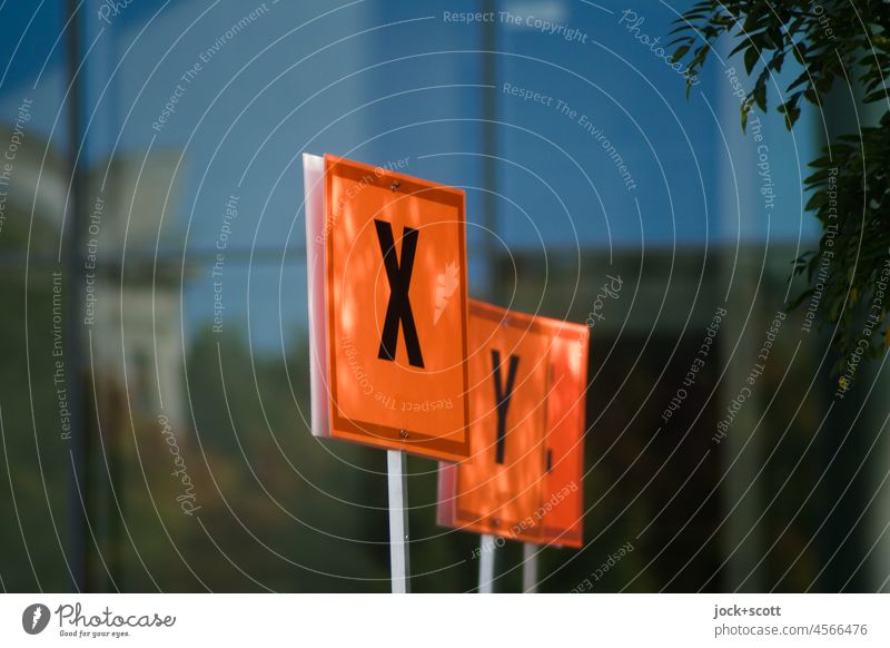 Buchstabe X + Y ist hier zu finden Schilder & Markierungen Tafel Hinweisschild Buchstaben Ordnung Schriftzeichen orange Glasfront Glasfassade Regierungsviertel