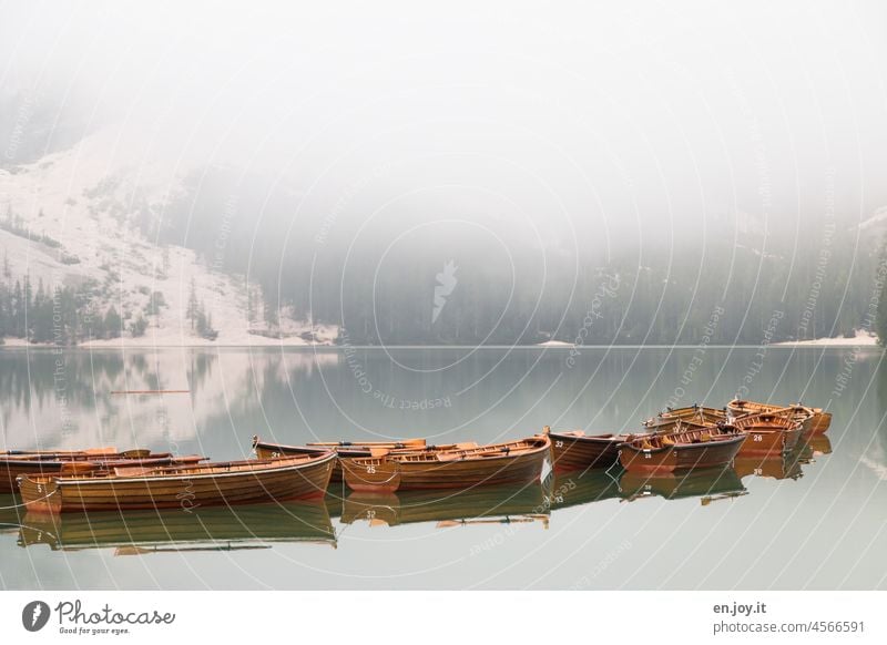 ...still und starr ruht der See... Boote Paddelboote Ruderboote Pragser Wildsee Dolomiten Nebel Berg Seeufer stille Ruhe Trauer Ferien & Urlaub & Reisen