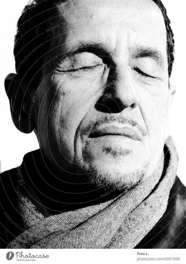 Sonnen Mann kalt Schal sitzen Porträt Bart Sonnenlicht genießen