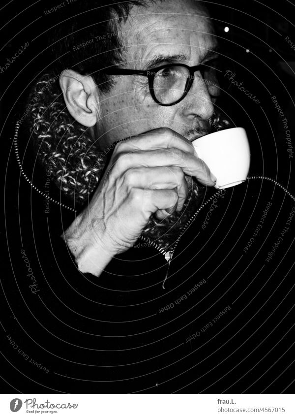 Café im Winter Schal sitzen kalt Brille Mann Bistro Espresso Konditorei Tasse trinken Kaffeetasse Kaffeetrinken Pandemie