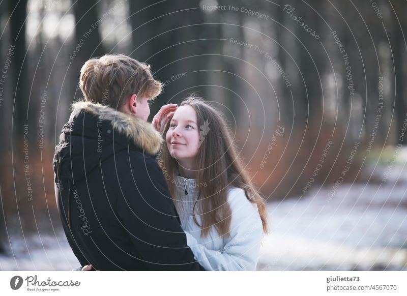 Erste Liebe | Porträt einer Teenagerliebe, junges Paar schaut sich verliebt in die Augen 2 Mensch Leben Jugendliche Blick Zentralperspektive sprechen hören