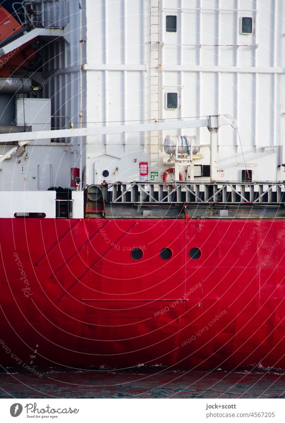 Frachtschiff mit Bullaugen vom großen Frachter in Rot + Weiß Schiffswand Detailaufnahme Strukturen & Formen authentisch Bordwand maritim Güterverkehr & Logistik
