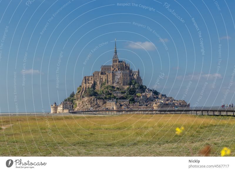 blauer Himmel über Le Mont-Saint-Michel, Normandie, Frankreich mont-saint-michel unesco Sehenswürdigkeit Wahrzeichen Tourismus Denkmal Kloster Wattenmeer