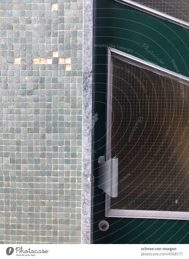 Fehlende Teile Tür Mosaik Grün Haus Griff Architektur Gebäude Glas Portugal Schloß Eingang Eingangstür Farbfoto Außenaufnahme Menschenleer geschlossen Holz grün