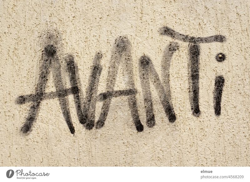AVANTi   ist in schwarz an die Hauswand gesprayt / Graffito Avanti italienisch vorwärts Graffiti Schriftzug Putz Fassade Schmiererei Straßenkunst Mitteilung