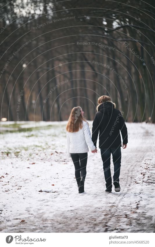 Erste Liebe | Teenagerliebe, junges Paar beim Winterspaziergang im Park Junge Frau Junger Mann Mädchen Glück Verliebtheit Romantik Lebensfreude 18-30 Jahre