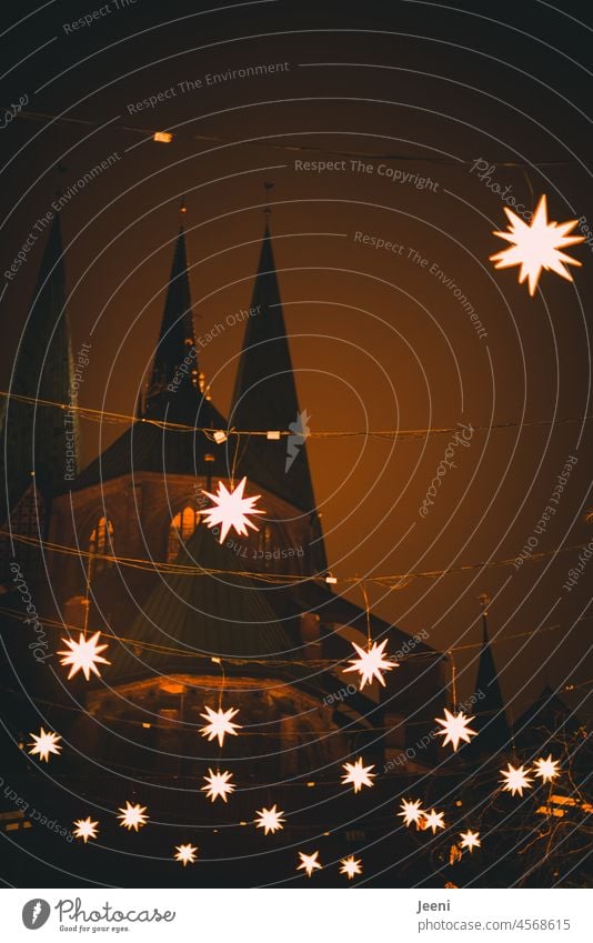 Kirchturm und viele weihnachtliche Sterne Kirche Kirchturmspitze Religion & Glaube Himmel Gotteshäuser Turm Sehenswürdigkeit historisch alt Wahrzeichen Lübeck
