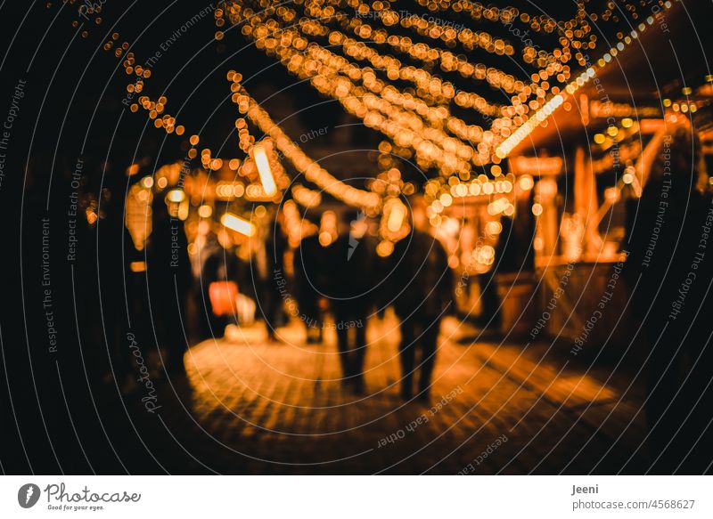 Weihnachtsmarkt-Impressionen Weihnachten Advent Menschen verkaufsstand Licht Weihnachtsbeleuchtung festlich Unschärfe defokussiert leuchten Stimmung Tradition