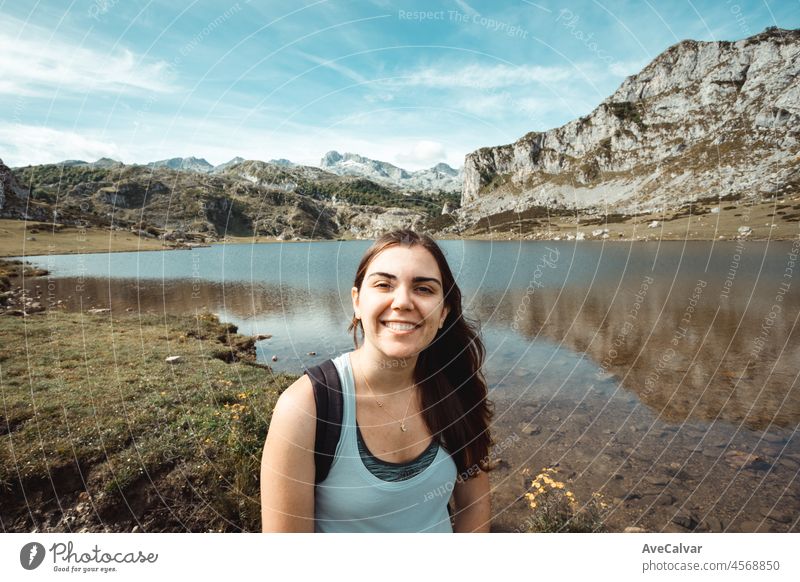 Junge Frau Porträt in den Bergen nach einem Reisetag. Idyllisches Szenario mit Blick auf die spanischen Berge, die das Leben feiern. Ausruhen nach einem Tag des Wanderns Kopie Raum für hinzufügen