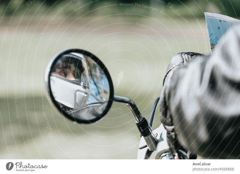 Spiegelung einer Rückansicht eines Motorradfahrers mit Helm mit Kopierraum. Unterwegs Thema. Reisen mit Sicherheit und mit Schutz während der Fahrt. Person