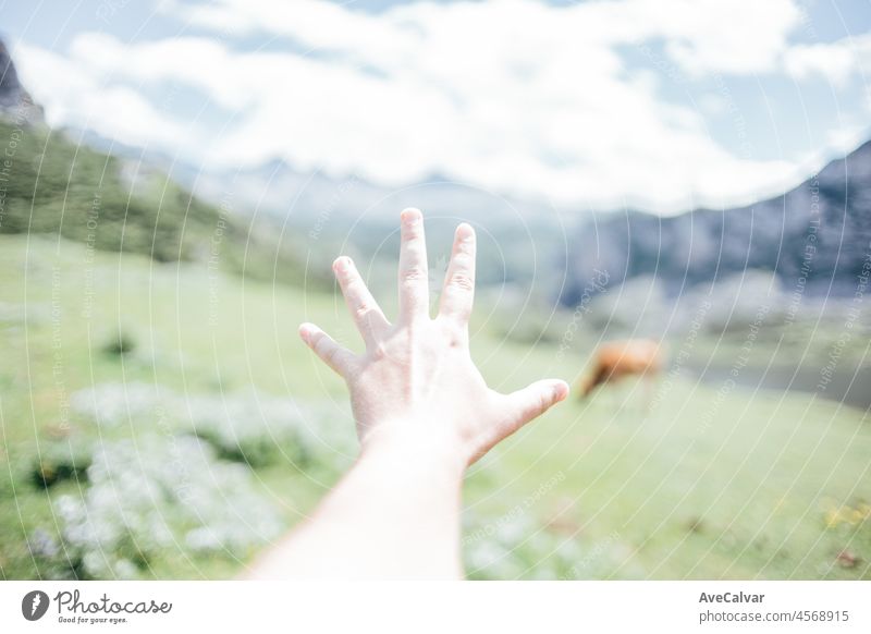 Hand und unscharf Malerische Sommerlandschaft im Hochland Schöne Landschaft mit Bergen. Aussichtspunkt-Panorama in Lagos de Covadonga, Nationalpark Picos de Europa, Asturien, Spanien