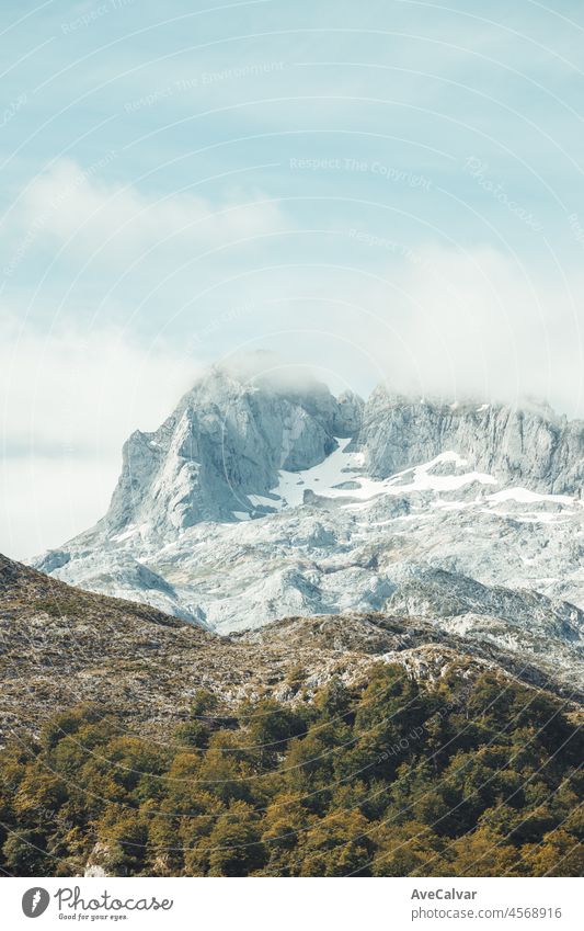 Malerische Sommerlandschaft im Hochland Schöne Landschaft mit Bergen. Aussichtspunkt Panorama in Lagos de Covadonga, Nationalpark Picos de Europa, Asturien, Spanien