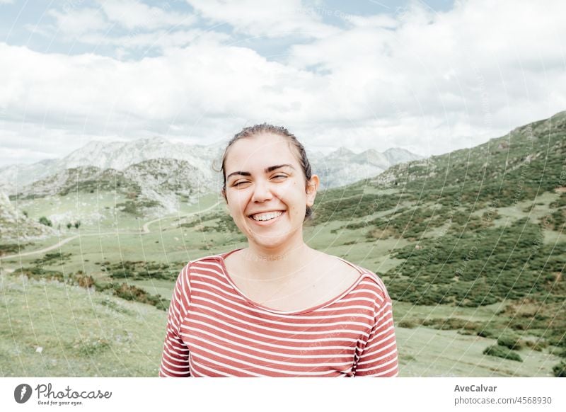 Porträt einer jungen Frau in der malerischen Sommerlandschaft des Hochlandes Schöne Landschaft mit Bergen. Aussichtspunkt-Panorama in Lagos de Covadonga, Nationalpark Picos de Europa, Asturien, Spanien