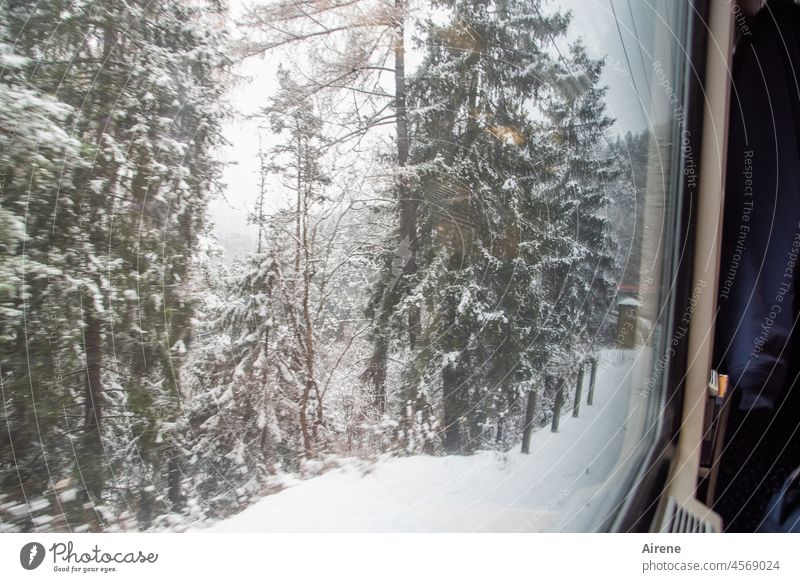 Tirolreise im Winter Bahnfahren Winterurlaub Schnee Eisenbahn weiß kalt Schienenverkehr Personenzug Schienenfahrzeug Gedeckte Farben Ferien & Urlaub & Reisen