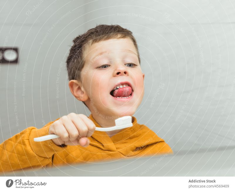 Junge beim Zähneputzen im Badezimmer Kind Bürste Zahnbürste Hygiene täglich Routine mündlich Personal heimisch Pflege Morgen heimwärts dental Sauberkeit