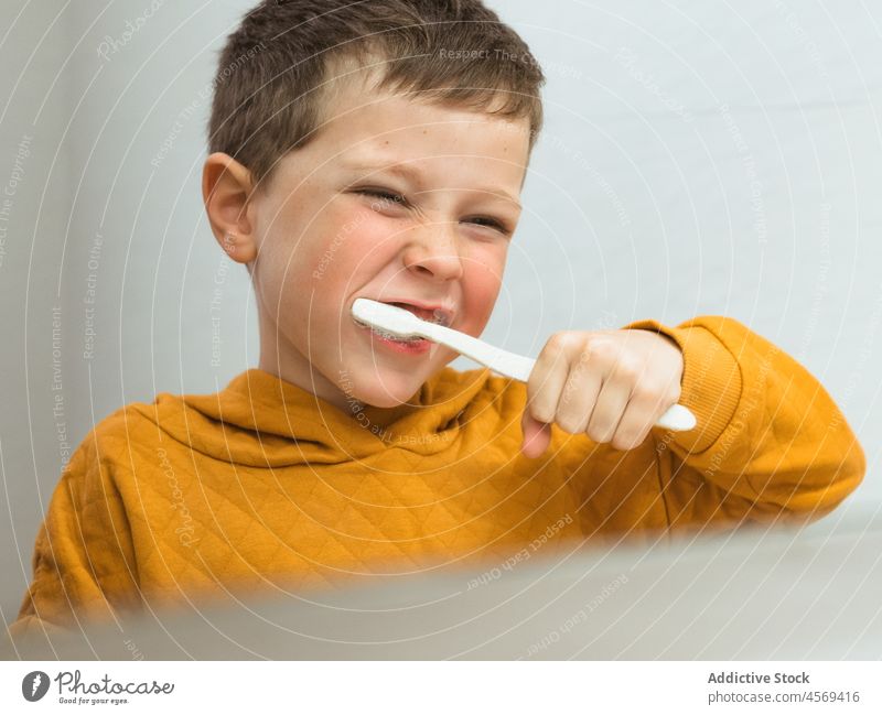 Junge beim Zähneputzen im Badezimmer Kind Bürste Zahnbürste Hygiene täglich Routine mündlich Personal heimisch Pflege Morgen heimwärts dental Sauberkeit