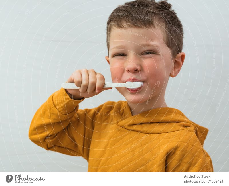 Junge beim Zähneputzen im Badezimmer Kind Bürste Zahnbürste Lächeln Porträt in die Kamera schauen Hygiene täglich Glück Routine mündlich Personal heimisch