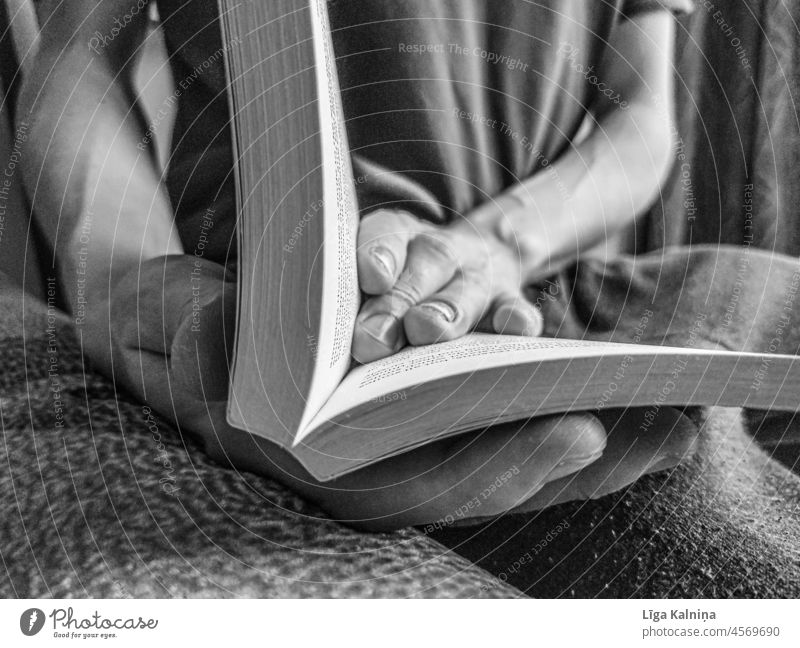 Mann liest ein Buch lesen blättern Bildung Bibliothek Literatur Roman Bücher Schule Studium lernen Page Wissen Papier Lesestoff Büchersammlung Weisheit