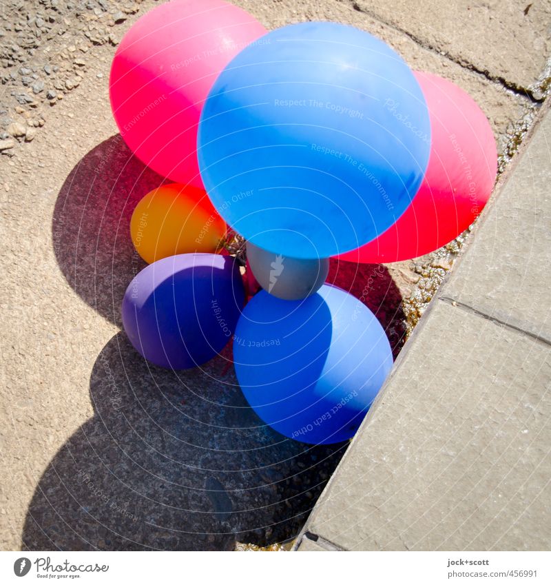half-full, half-empty Party Bordsteinkante Bodenplatten Luftballon halbvoll abnehmend Fundstelle Schatten Zusammenhalt Verbundenheit unten mehrfarbig