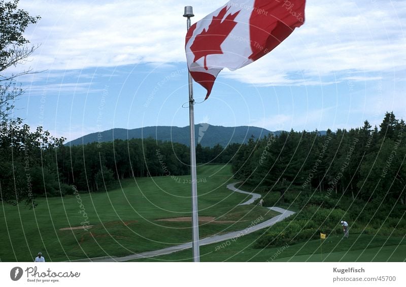 Golf in Canada Golfplatz Fahne Kanada grün flattern Sport Rasen Berge u. Gebirge Wind golfpath