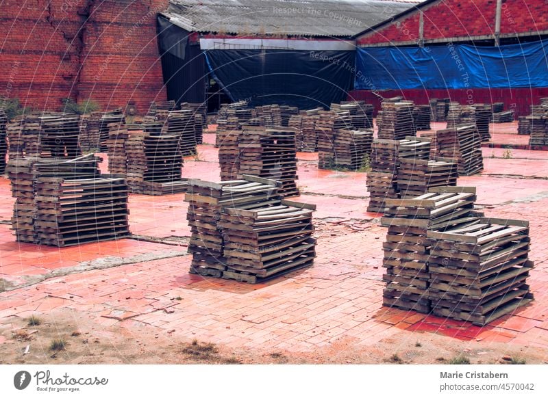 Die berühmten hundertjährigen traditionellen Brennöfen zur Herstellung handgefertigter Ziegel in der Provinz Vinh Long im Mekong-Delta, Vietnam Ofen vinh long