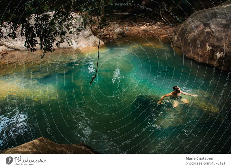 Hohe Winkel Ansicht eines Mannes Schwimmen in einem natürlichen Teich in der Mitte des Waldes Schwimmsport eine Person Hochwinkelansicht zurück zur Natur aktiv