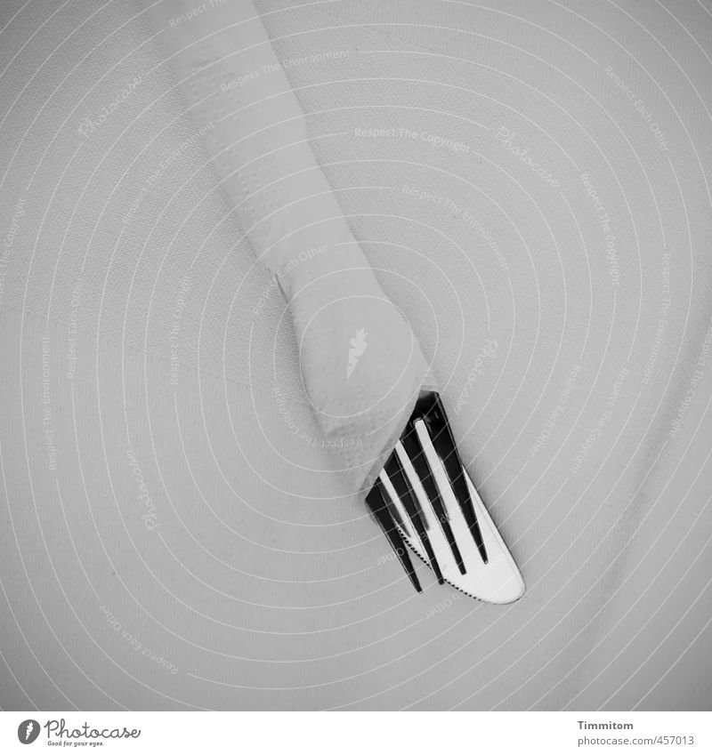 Mahlzeit! Ernährung Besteck Messer Gabel Metall einfach grau schwarz weiß Gefühle Papierserviette Tischwäsche Falte glänzend warten Schwarzweißfoto