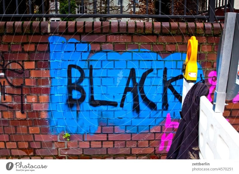 BLACK aussage black black lives matter botschaft farbe gesprayt grafitti grafitto illustration kunst mauer message nachricht parole politik sachbeschädigung