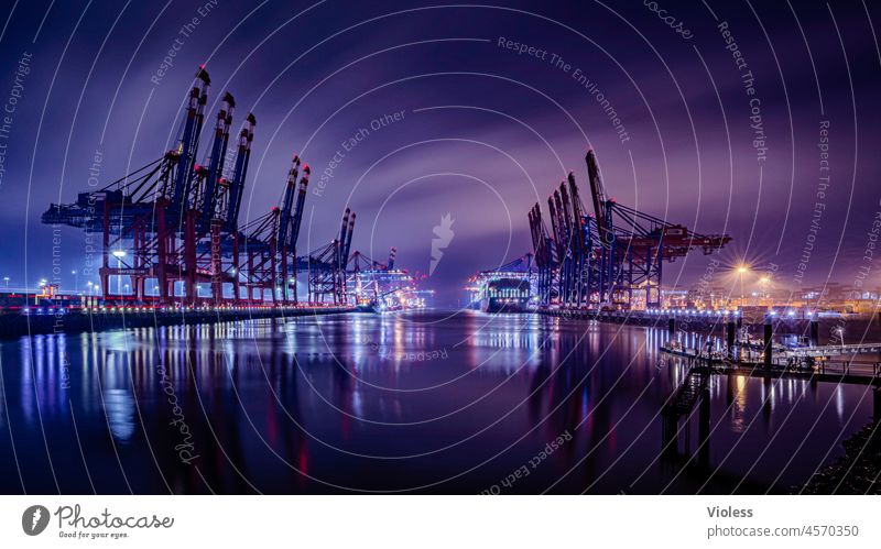 Hamburger Hafen bei Nacht Terminal Burchardkai Container Schiff Krahn Langzeitbelichtung Lichter Containerschiff beladen dunkel Schifffahrt Spiegelung Wolken