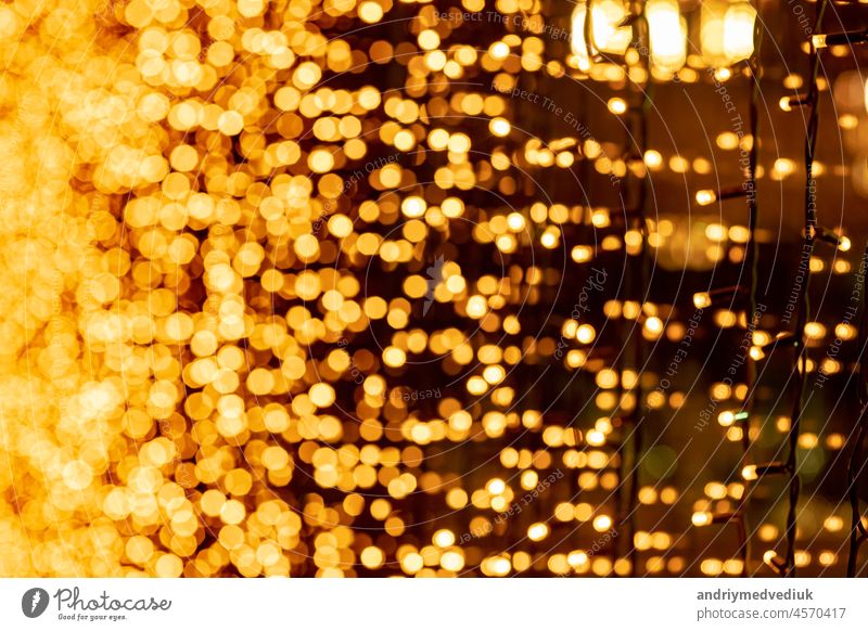Abstrakter kreisförmiger Bokeh-Hintergrund aus Weihnachtslicht. Bokeh aus Girlanden. Hintergrund für Bildschirmschoner. Defokussierte Lichter. Unscharfes Bokeh mit gelber Farbe Lichter.