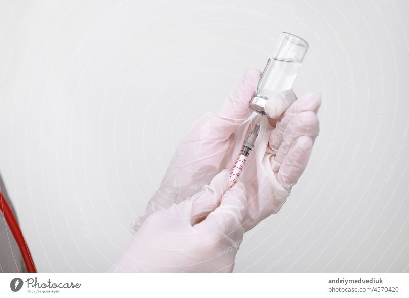 Arzt, Krankenschwester oder Wissenschaftler Hand in weißen medizinischen Handschuhen hält Grippe, Masern, Coronavirus-Impfstoff Schuss für Krankheiten Ausbruch Impfung, Medizin und Drogen Konzept