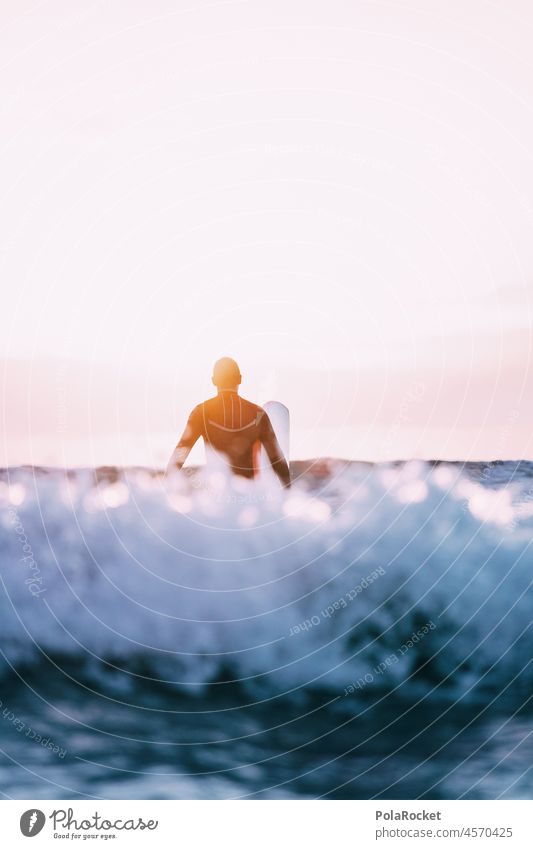 #AS# SurferBoy Surfers Paradise Surfer, die ins Meer gehen Surfen Surfbrett Surfschule Surf-Wellen Urlaub Urlaubsstimmung Urlaubsort Urlaubsfoto Urlaubsflirt